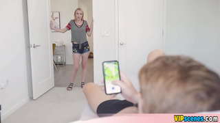 ���ोटा चाचा भाई के साथ उसके कौमार्य खो देता है