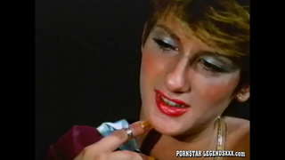 Une fille porno classique suce profondément une grosse bite