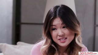 ���ిన్న రొమ్ములు ఆసియ దేశస్థుడు మరియు ఆమె అందగత్తె bff going for a threesome with పొరుగు