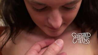 Teen med musefletter gir hodet i hennes første porno