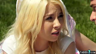 ���័យជំទង់ stepsister ដេអូប្រហែលជានៅក្នុងសួនច្បារក្រៅ