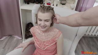 18videoz - Ili ĝin POV-stilo kiel ŝi donas al li grandan malĉasta blowjob