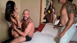 ���ी पृष्ठभूमि में कैमरे के सामने के लिए ब्रांड नए carioca, और लग रहा है की उसे बिल्ली में दो लंड एक ही समय में, पहली बार के लिए और के साथ समाप्त होने की एक पूरी लोड सह