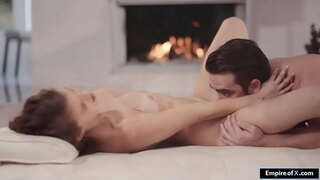 Si rambut coklat yang pekerja pantat menjilat kemudian fucked oleh dia pengurus