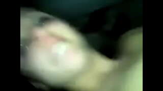 Dáva jej zadok, potom V Gala