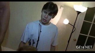 Pervertido chico de anteojos tiene a mano