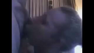 Geile 30 jaar oude blonde zuigt en deepthroats.