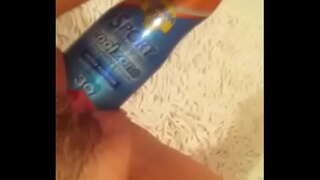 поигрывая бутылочкой белән кремом өчен загар