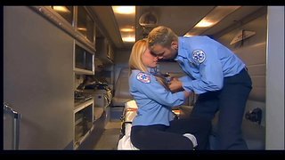 Busty දුබුරු එක්ක නිදාගත්තා කළු කලව ඉහළ මේස්