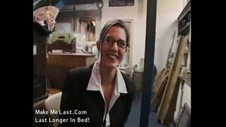 Секси бринета домаћица зајебава на свом радном месту