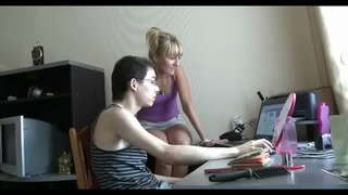 Содан кейін бауырлас оның тұтқасын алады