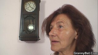 Шиење стариот granny и момче