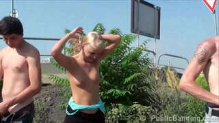 Y. blond tüdruk AVALIKU soo tänava päevavalgel