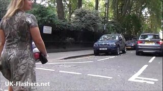 Seksikad vilkuvad blond Ashley Ratturid väljas exhibitionism ja amatöör tirkistelijä babe