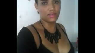 גם הוא יצא עם חברים שלו, והשאיר את אשתו שובב בבית חם