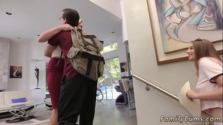 Mor fucks ledsager&amp;#039;s datter Søsken Studere Og Suge