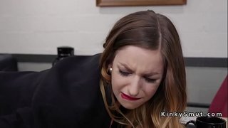 Sani Uriasi brunete seful anal sex cu degetul ei vânzătoare