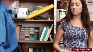 LP agent léchée et baisée Lily Adams chatte humide en levrette