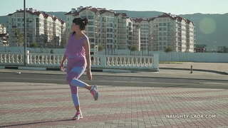 ���ेख्न-माध्यम ऊँटको खुट्टाको औंला लेग्गीन्स र पारदर्शी ट्यांक शीर्ष