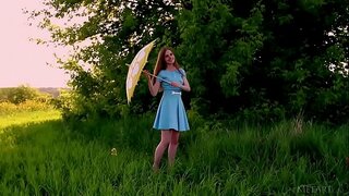 Úcráinis áilleacht Canara undressing amuigh faoin aer