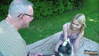 Ung blondine gjør gammel mann cum i munnen hennes