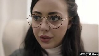 Последнее средство для проблемных девственниц - социальный работник, с которым она встречается.Он единственный, кто может помочь ей и ее сестре, но за это приходится платить.Он хочет, чтобы она занялась с ним сексом.Не имея другого выбора, она берет в глотку его член и позволяет ему съесть ее, прежде чем он трахнет ее