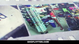 Młoda blondynka pracuje na nocną zmianę w sklepie.Policjant aresztował go za kradzież raportów o porannej zmianie, i ona przyznaje, że robiła to 1 lub 2 razy.Oficer wyciąga penisa i pozwala jej połknąć go.W odpowiedzi on liże i fucks jej cipki.