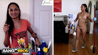 BANGBROS - Petite Housekeeper Thèid Aice Air Pussy a Bhriseadh Air An Obair