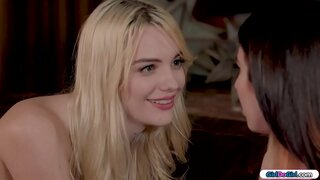 Brunette dia mitady ny lavitra sy ny manontany azy blonde lavitra raha fantany izay.Rehetra mitanjaka izy kosa manodidina ny toerana lavitra azy boriky.ny anjara rehetra mba hamaha azy, ary izy seduces azy.Dia manoroka ary izy lelafin&#039;ny ny pussy alohan&#039;ny facesitting azy