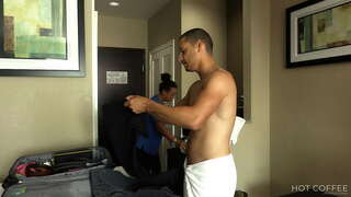 POSTREŽBA V SOBI! Velik plen Latina gets zajebal doggy style, ki jih gost in brizg na njegovih prsih.