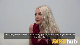 Falske Agent Sexy Helen rota til orgasme ved å agenter dick