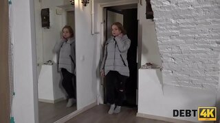 DEBT4k. Otroka ni mogel plačati dolga za velike joške, tako da je bil zbiralec zajebal trde