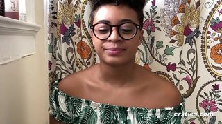 Ebony ទារកទទួលបានបិទនៅលើគ្រែ