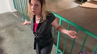 Stepmom akiras koleran ŝia vicfilo cums ene her pussy