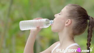 Сексуалды сәби әдемі денені көрсетеді