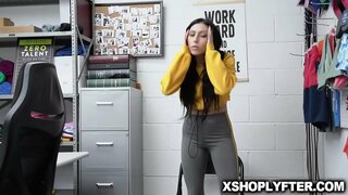 ���ុងជំទង់ផ្អែ Jolie ទទួលរបស់នាងតឹង pussy romped ធំដោយឆ្មាំសន្តិសុខពីក្រោយ