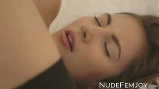 Nagy bögyös barna solo punci dörzsölése