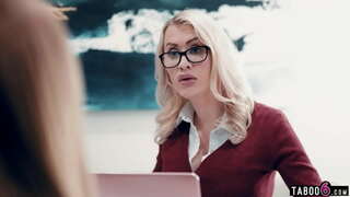 Teen stepdaughters oli mõningaid probleeme tööl koos oma MILF boss