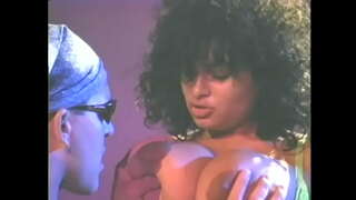 בחור חרמן עם משקפי שמש מזיין זנותית הובנה כלבה קשה לה כוס שעיר