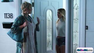 Pirang nyambung jeung nya stepsis ngaliwatan busty milf sedeng.Maranéhanana nyium jeung sedeng nyaéta rimmed.Leutik tits babeh facesits jeung nya dicukur pussy